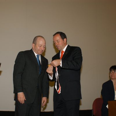 Medalla Anáhuac México Sur con Javier Vargas (rector)